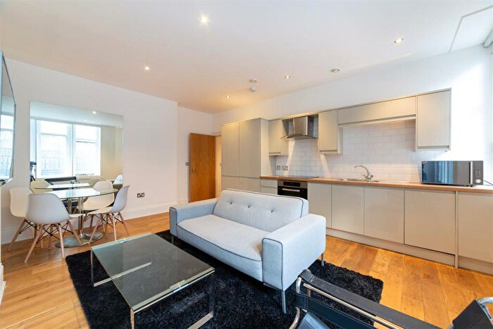 3 Bedroom Apartment To Rent In £pppw - Chaucer Building, Grainger Street, City Centre, NE1