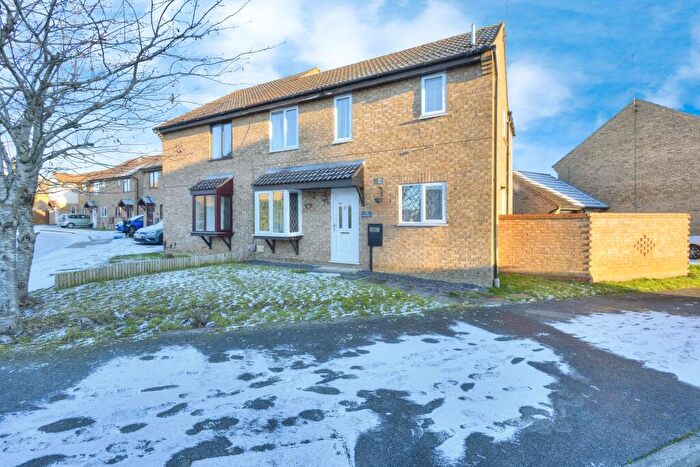 4 Bedroom Semi Detached House For Sale In Shatterstone, East Hunsbury, Northampton, NN4