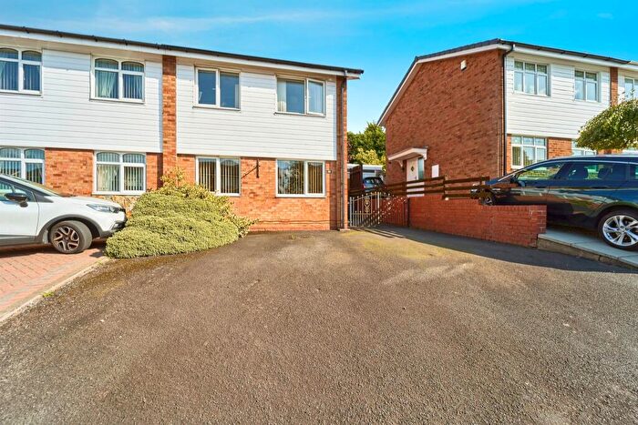 3 Bedroom Semi-Detached House For Sale In Packwood Road, Tividale, Oldbury, B69