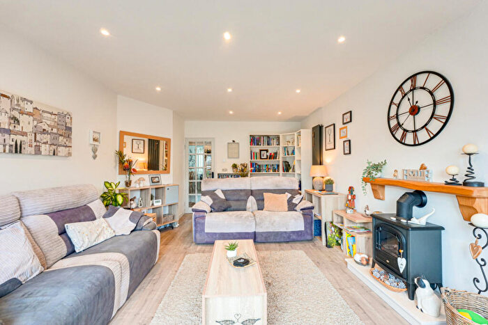 3 Bedroom Detached House For Sale In Tattersall Gardens, Leigh-on-sea, SS9