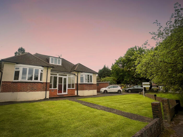 3 Bedroom Bungalow To Rent In Yarm Close, Leatherhead, KT22