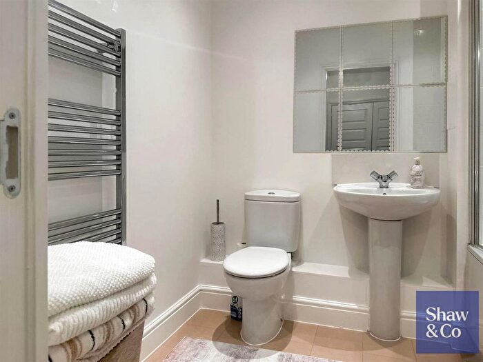 1 Bedroom Flat For Sale In Mayfair Court, Hunting Place, Heston, TW5
