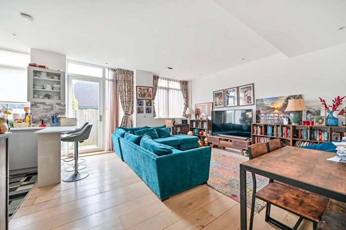 2 Bedroom Flat For Sale In Bardolph Road, Richmond, Surrey, TW9