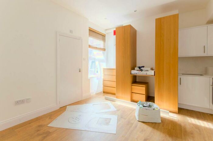 Studio To Rent In Ballards Lane, North Finchley, London, N3