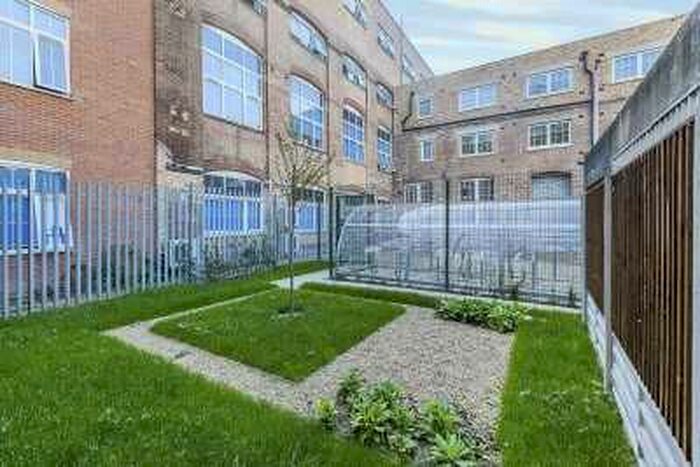 Studio To Rent In Forest Road, London, E17