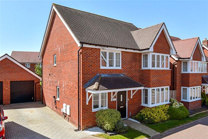 4 Bedroom Detached House For Sale In Windmill Crescent, Headcorn, Kent, TN27