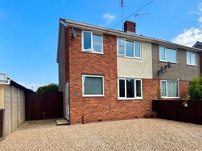 3 Bedroom Semi-Detached House For Sale In Braemor Road, Calne, SN11