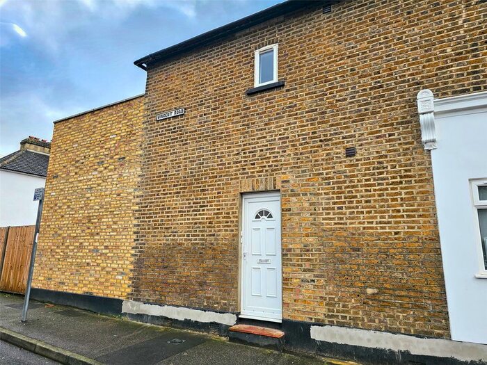 3 Bedroom Flat To Rent In Cambridge Grove Road, Kingston Upon Thames, Uk, KT1