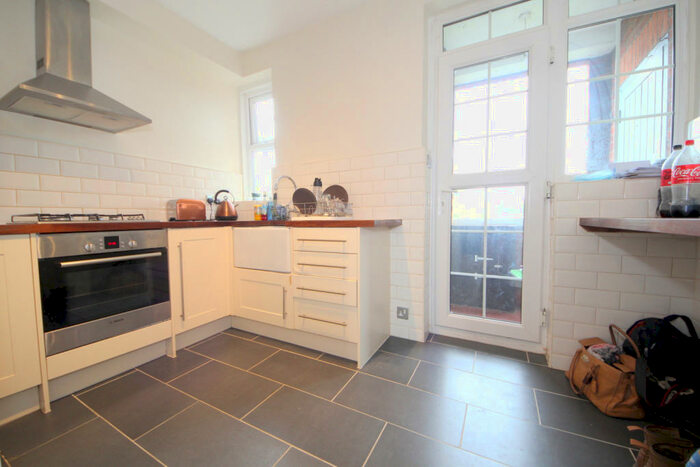 2 Bedroom Flat To Rent In River Bank, Winchmore Hill, N21