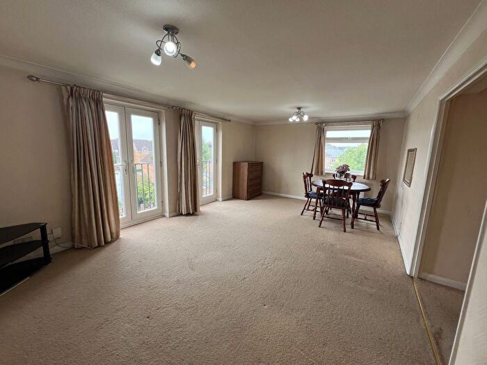 2 Bedroom Flat To Rent In Dorchester Court, Greenlands Road, Staines-Upon-Thames, Middlesex, TW18