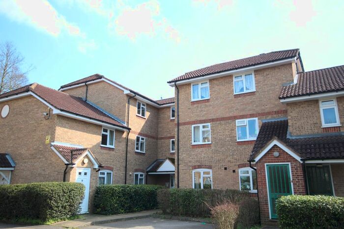 2 Bedroom Flat To Rent In Gainsborough Road, Hayes, Middlesex, UB4