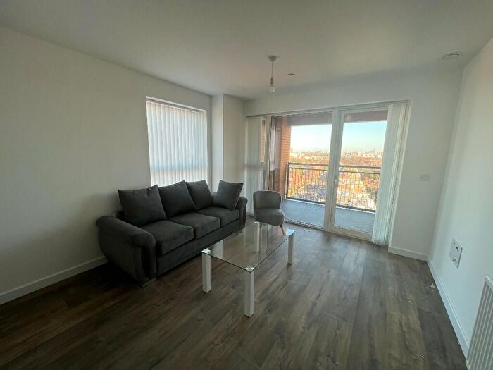 2 Bedroom Flat To Rent In East Acton Lane, London, W3