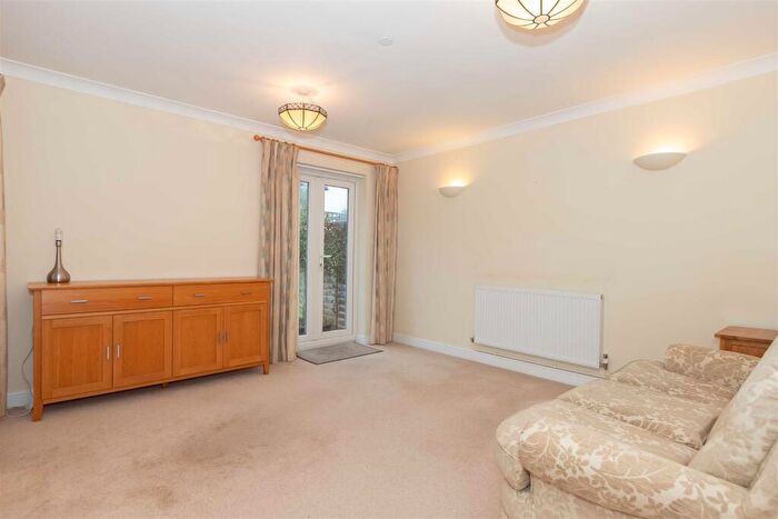 2 Bedroom Bungalow For Sale In Mill Road, Worthing, BN11