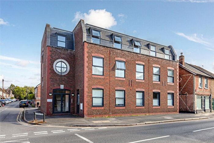 1 Bedroom Flat For Sale In Station Road, Addlestone, Surrey, KT15