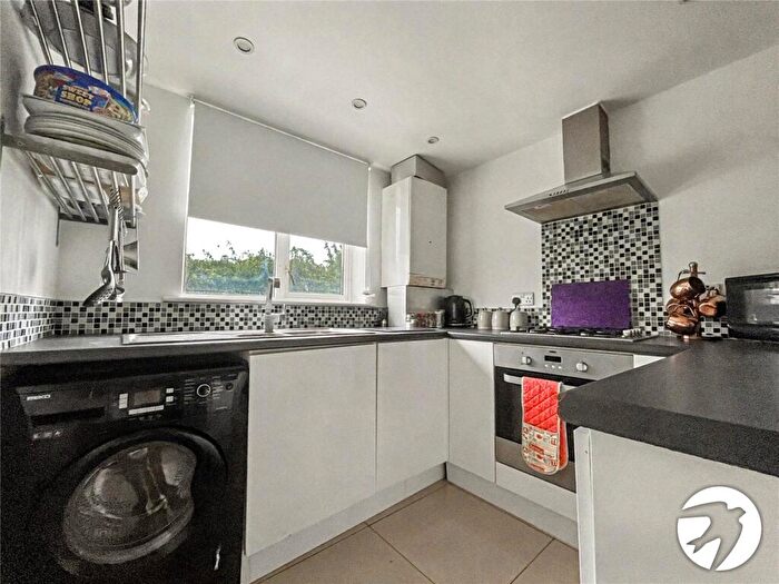 2 Bedroom Flat For Sale In Cypress Court, Rochester, Kent, ME2