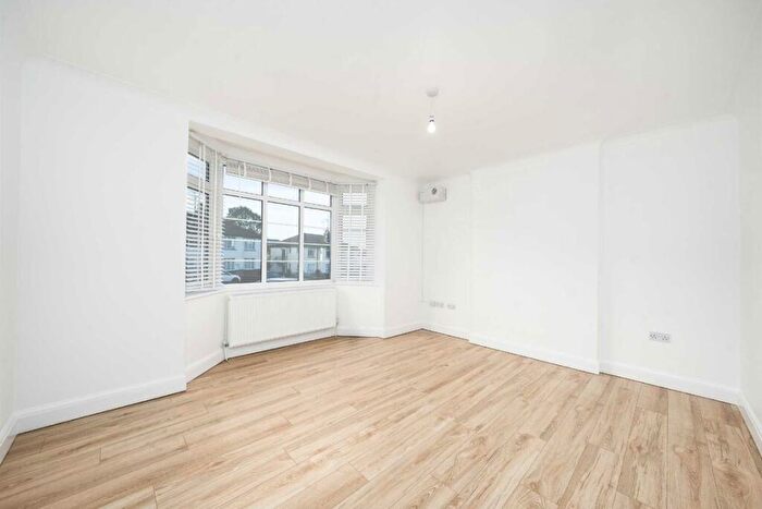 2 Bedroom Flat To Rent In Nether Close, Finchley, N3