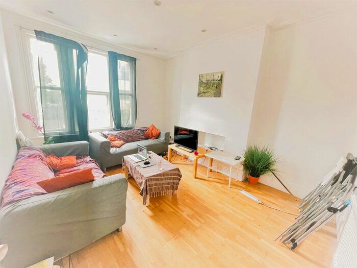 3 Bedroom Flat To Rent In Elmcourt Road, Tulse Hill, SE27
