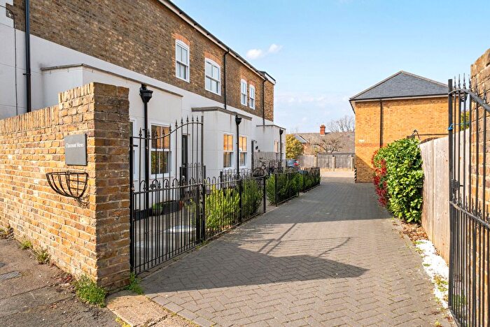 1 Bedroom Detached House To Rent In Claremont Road, West Byfleet, Surrey, KT14