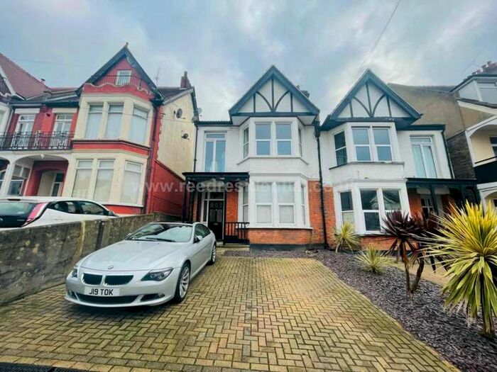 2 Bedroom Apartment To Rent In Cobham Road, Westcliff On Sea, Essex, SS0