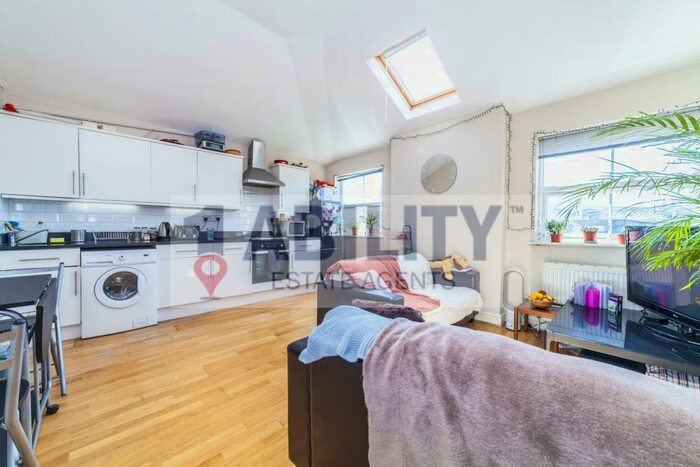 3 Bedroom Flat To Rent In Parkview, SE8
