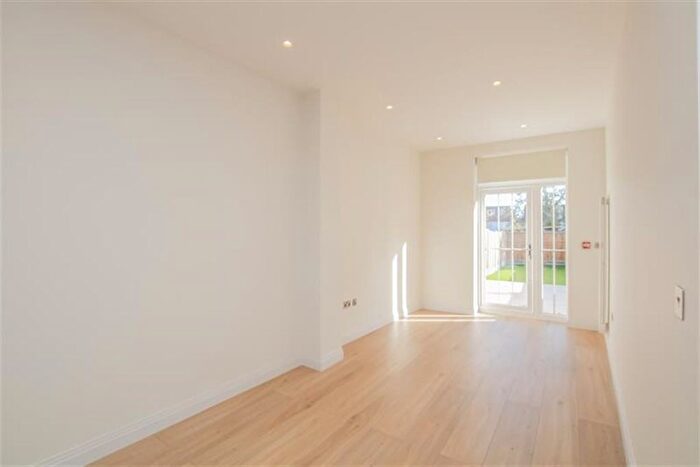 3 Bedroom Flat To Rent In Sunny Gardens Road, Hendon, NW4