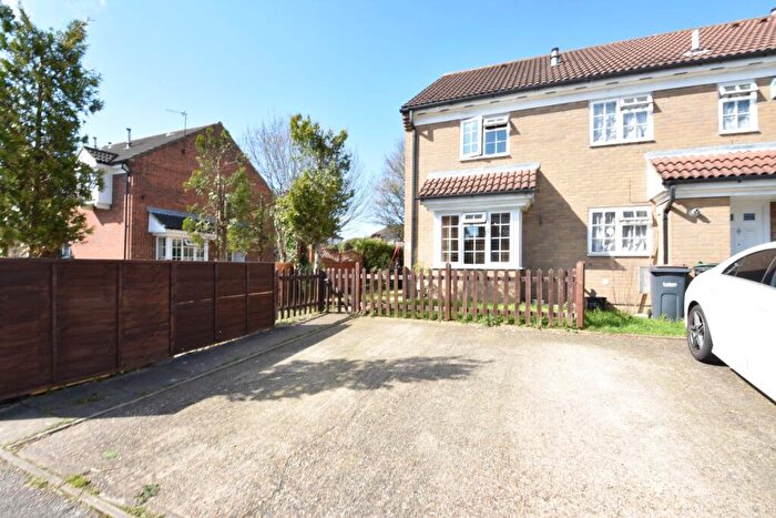 2 Bedroom Semi Detached House To Rent In Dorrington Close, Luton, Bedfordshire, LU3