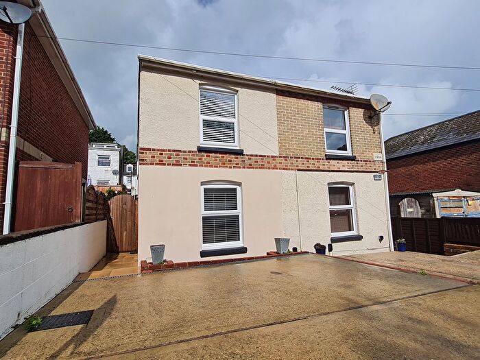 2 Bedroom Property To Rent In Moorgreen Road, Cowes, PO31