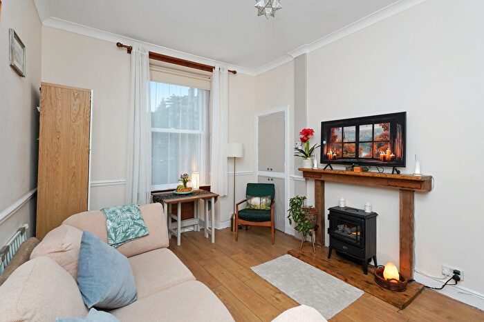 1 Bedroom Flat For Sale In / Piersfield Grove, Piersfield, Edinburgh, EH8