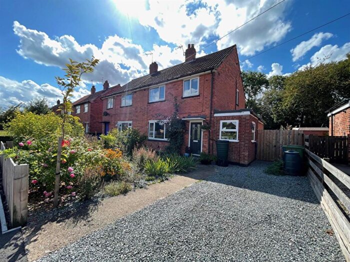 3 Bedroom Semi-Detached House For Sale In Plantation Drive, North Ferriby, HU14