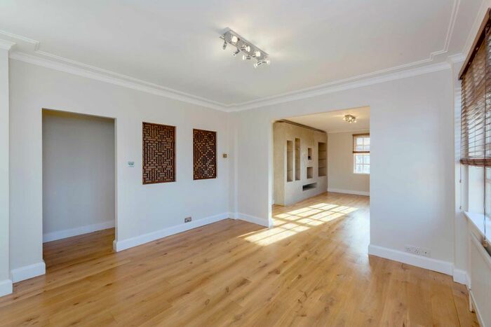 3 Bedroom Flat To Rent In Cropthorne Court, Maida Vale, London, W9