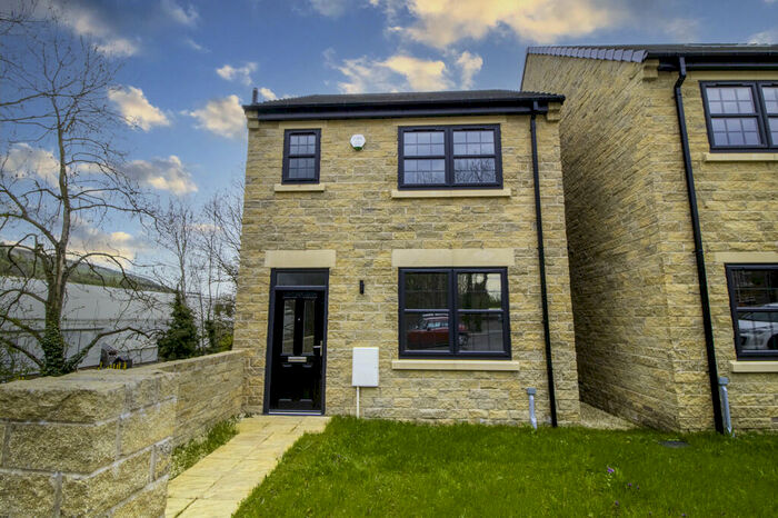 3 Bedroom Town House To Rent In Manchester Road, Stocksbridge, S36