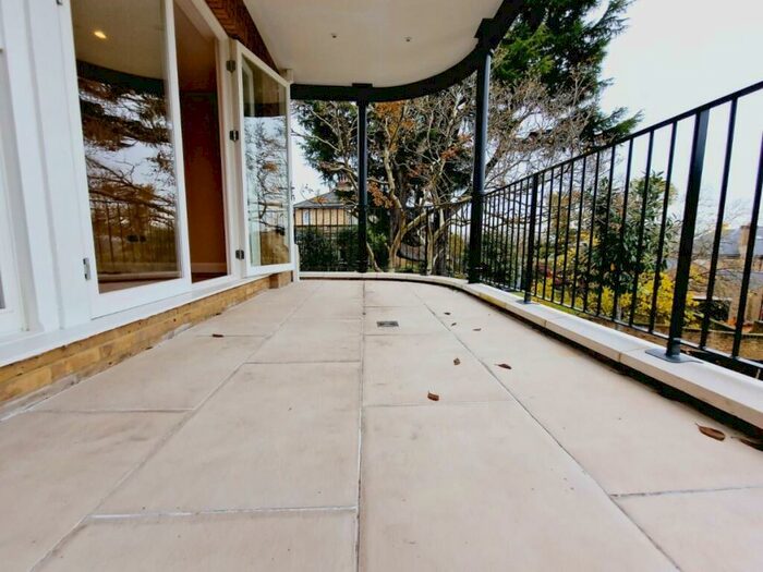 2 Bedroom Flat For Sale In Camlet Way, London, EN4