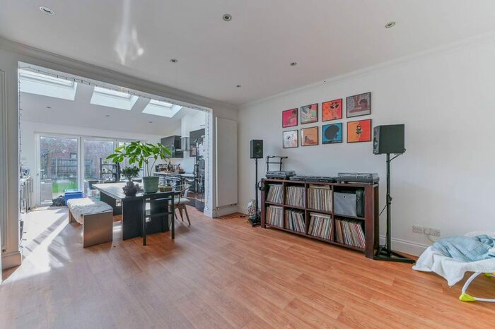 3 Bedroom Semi-detached House To Rent In Elmbrook Road, Sutton, SM1