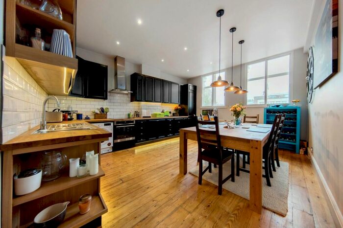 2 Bedroom Flat To Rent In Brixton Road, SW9