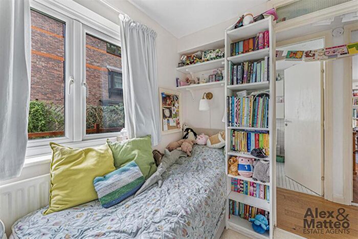 2 Bedroom Flat For Sale In Somerford Way, Canada Water, SE16