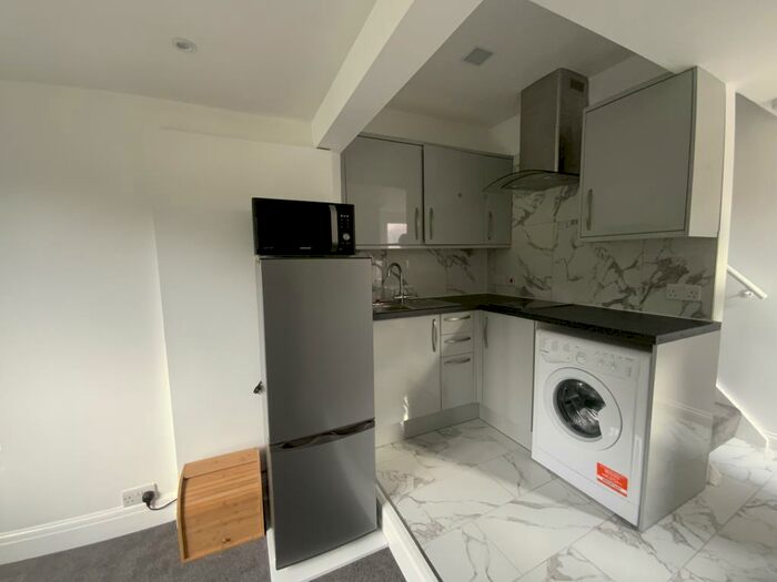 1 Bedroom Apartment To Rent In Burlington Crescent, Headington, OX3