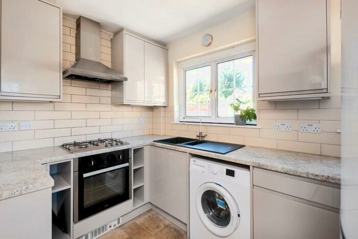 4 Bedroom Semi-Detached House To Rent In The Oval, Bath, BA2