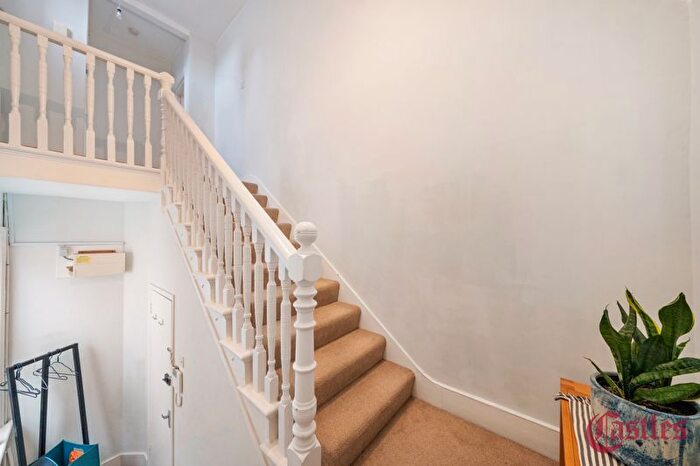 1 Bedroom Flat For Sale In Ferme Park Road, London, N8