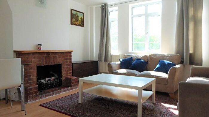 2 Bedroom Flat To Rent In Waverley Grove, London, N3