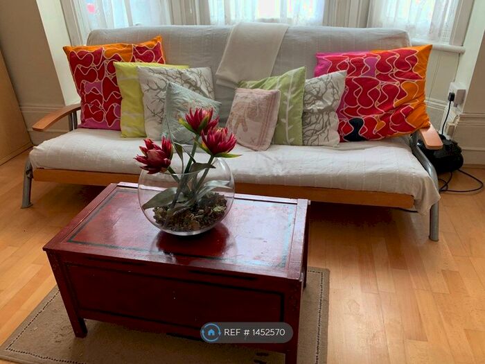 Studio To Rent In Knights Hill, London, SE27