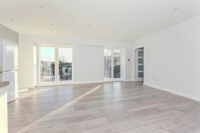 2 Bedroom Flat To Rent In Manor Club, Kingston Road, London, SW19