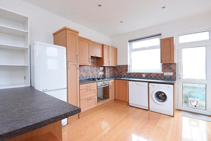 2 Bedroom Apartment To Rent In Hutton Grove, North Finchley, N12