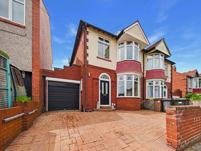 3 Bedroom Semi-Detached House For Sale In Ivanhoe, Whitley Bay, NE25