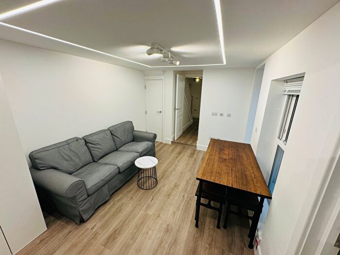 3 Bedroom Flat To Rent In Rita Road, London, SW8