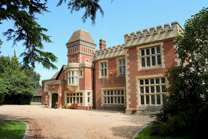 4 Bedroom Flat For Sale In Ossemsley Manor, Ossemsley, Christchurch, BH23