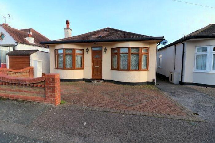 4 Bedroom Bungalow To Rent In Curtis Road, Hornchurch RM11