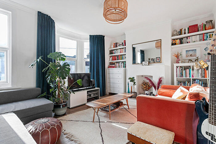 2 Bedroom Flat For Sale In Melford Road, Leytonstone, E11