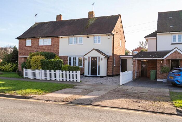 3 Bedroom Semi-Detached House For Sale In Tye Common Road, Billericay, CM12
