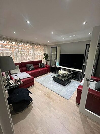 3 Bedroom Semi-Detached House To Rent In Crawley Drive, Hemel Hempstead, HP2