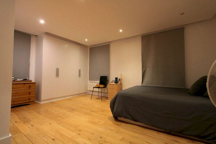 3 Bedroom Town House To Rent In Elias Place, Oval, SW8